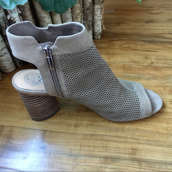 Vince Camuto Perforated Leather Ankle Booties Sz 9.5 - Picture 3 of 7